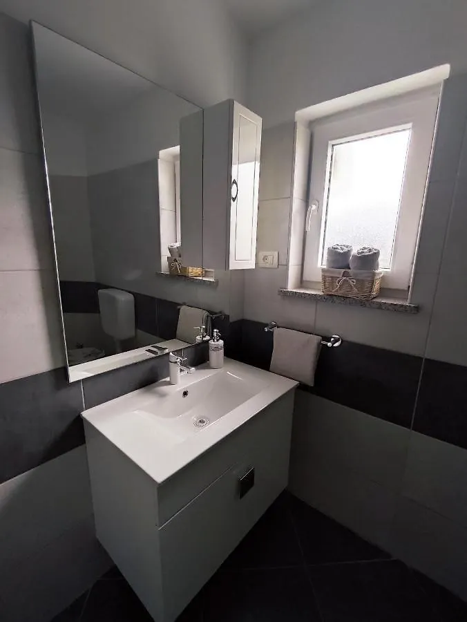 Three Lions Apartment Number 2 Pula